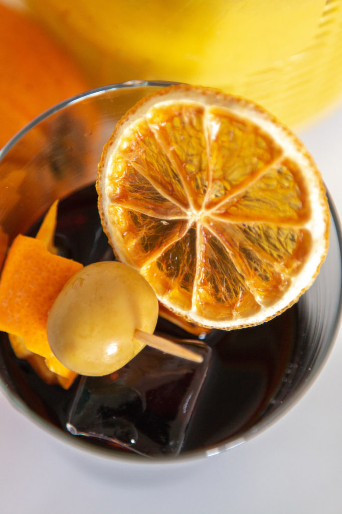 vermuteria le moot vermoutherie eus jardin de catus terrasse lounge orange Spritz Le Vermut Catalan, servi avec beaucoup de glace et avec un pintxo tranche d'orange et olive