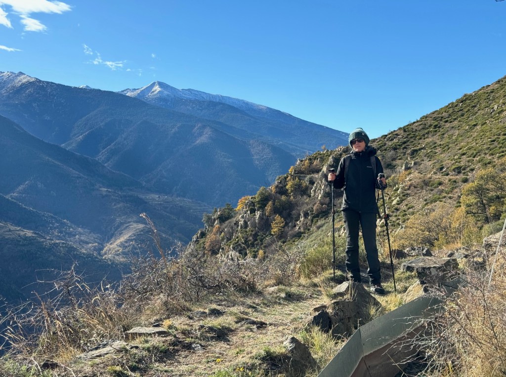 canal en corniche face aux gorges de la caranca
