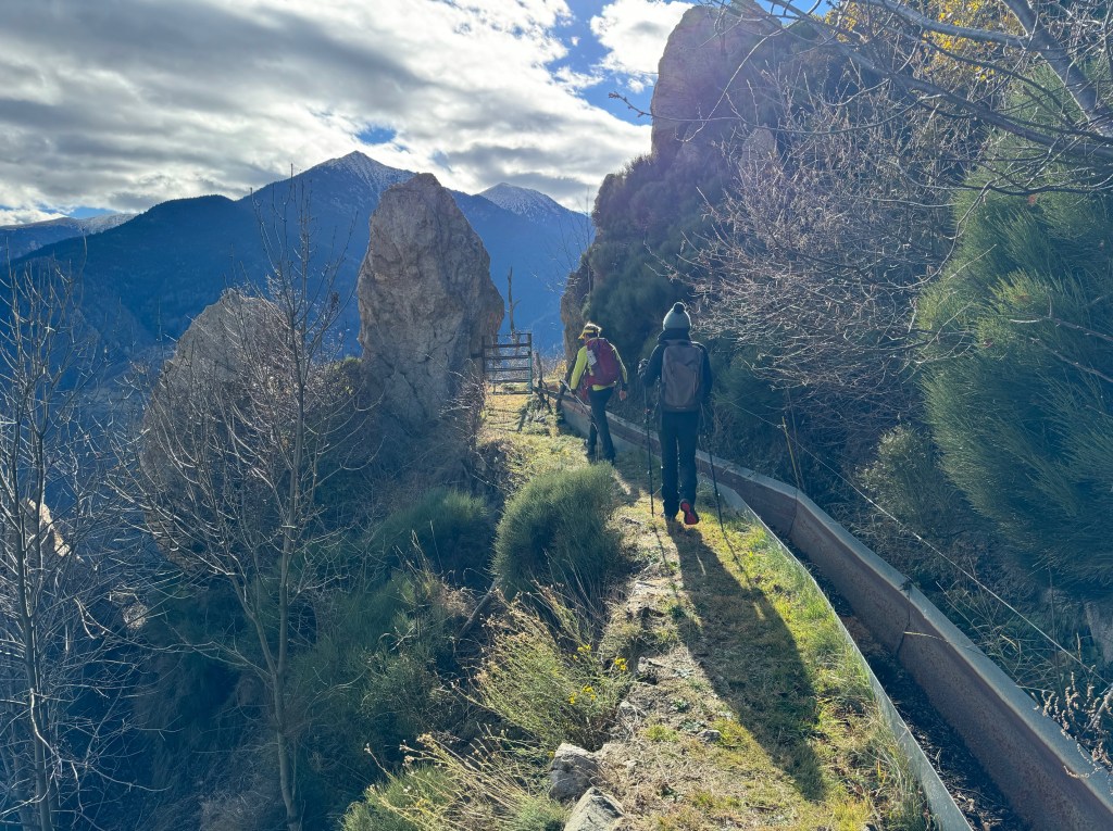 canal en corniche face aux gorges de la caranca