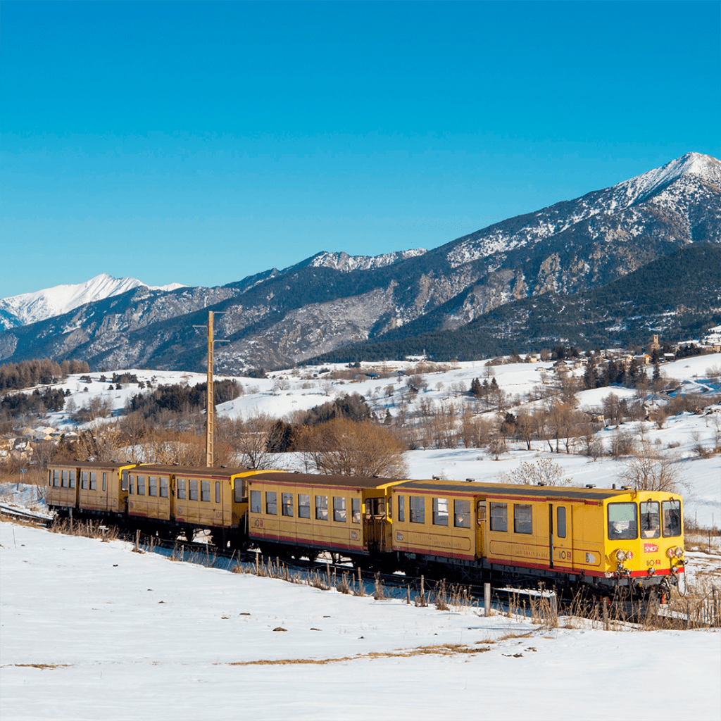 train jaune hiver neige ski cerdagne 
